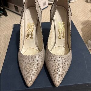 Salvatore Ferragamo Susi Scalloped Laser Cut Pumps size 8